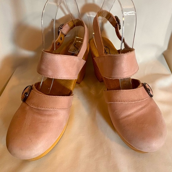 FREE PEOPLE Sz 38 Circle Clog Sandals Wooden Soles Leather Uppers Buckle Closure - Picture 2 of 11